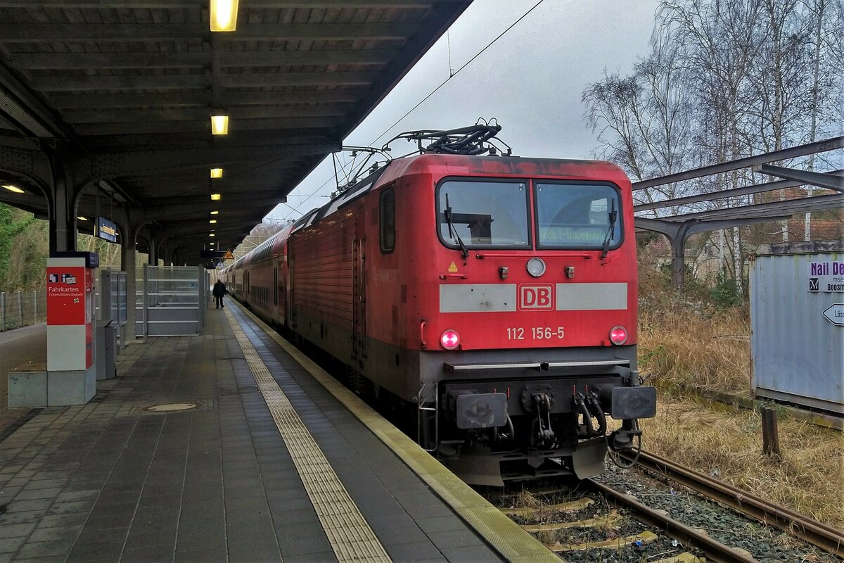 112 156-5 der DB Regio Schleswig-Holstein (DB Regio Nord, Kiel), eine der wenigen 112er der DB mit aufgedruckter Prüfziffer, am 12.2.2023 mit der RB86 (Lübeck Hbf-Lübeck-Travemünde Strand) am End- bzw. Startbahnhof Travemünde Strand