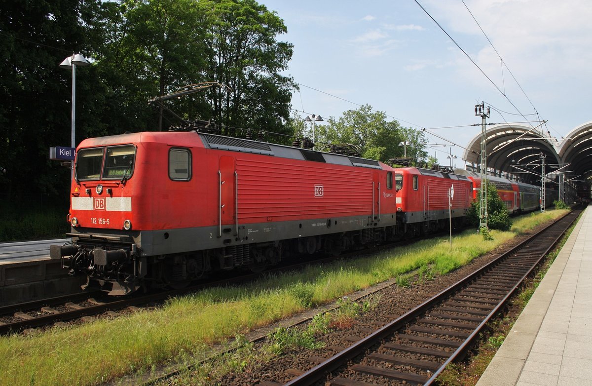 112 156-5 wartet am 30.5.2016 zusammen mit der abgebügelten 112 125-0 und dem RE70 (RE21027) nach Hamburg Hauptbahnhof im Kieler Hauptbahnhof.