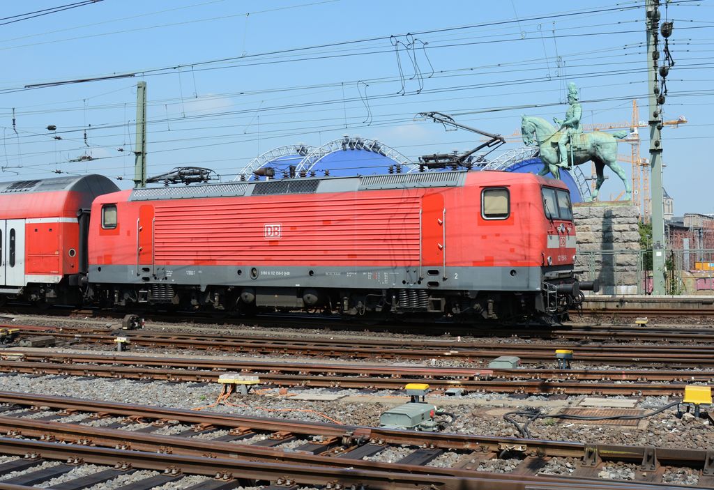 112 156-5 zieht Regio, Ausfahrt Hbf Köln - 31.07.2014