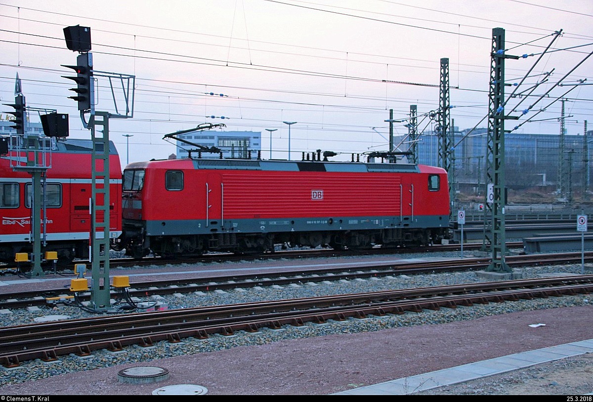 112 157 der Elbe-Saale-Bahn (DB Regio Südost) als RE 16332 (RE30) nach Magdeburg Hbf verlässt ihren Startbahnhof Halle(Saale)Hbf auf Gleis 10 E-G im Abendlicht. [25.3.2018 | 19:14 Uhr]