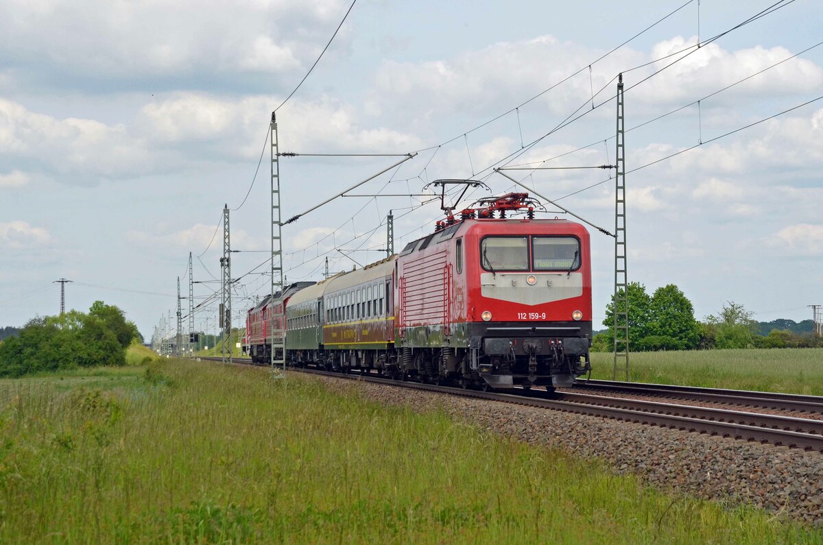 112 159 der WFL führte am 30.05.23 neben zwei Personenwagen noch 232 701 und 232 673 der BDMW sowie 362 780 der LEG durch Gräfenhainichen Richtung Bitterfeld. Die Fahrzeuge kamen vom Orientrot-Treffen in Wittenberg. 