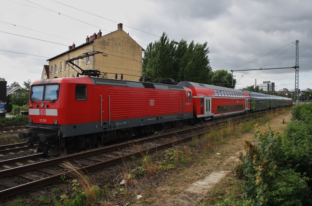 112 160 ist am 6.7.2016 mit dem RE70 (RE21022) von Hamburg Hauptbahnhof nach Kiel Hauptbahnhof unterwegs und wird gleich den Endbahnhof erreichen. 