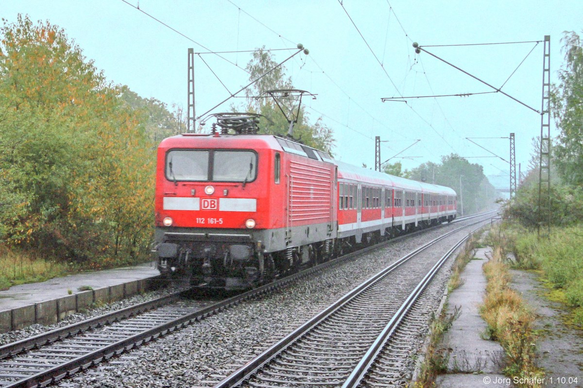 112 161 fuhr am 1.10.04 mit einer RB nach Würzburg durch Ermetzhofen. Beide Bahnsteige waren noch relativ gut erhalten, obwohl schon 16 Jahre lang keine Personenzüge mehr gehalten hatten.