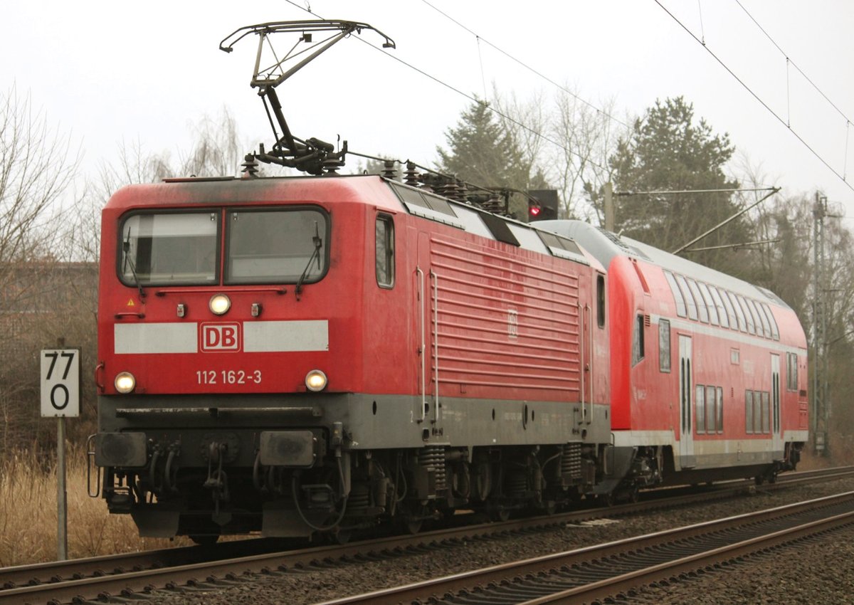 112 162-3 durchfährt am 03.02.2017 mit einem Steuerwagen im Schlepp Neumünster richtung Norden.