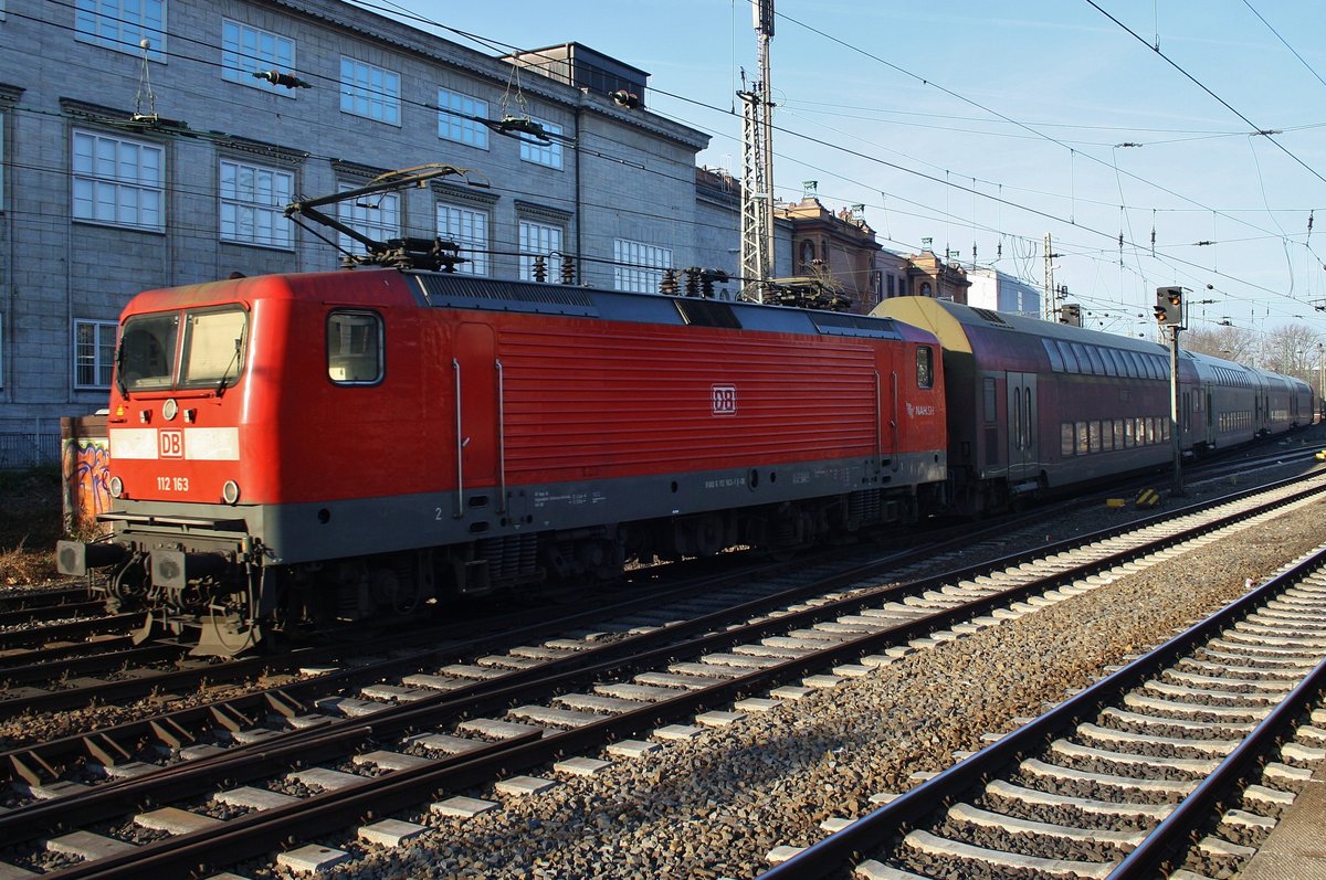 112 163 macht sich am 28.1.2017 mit dem RE7 (RE21062) nach Flensburg im Hamburger Hauptbahnhof auf den Weg.