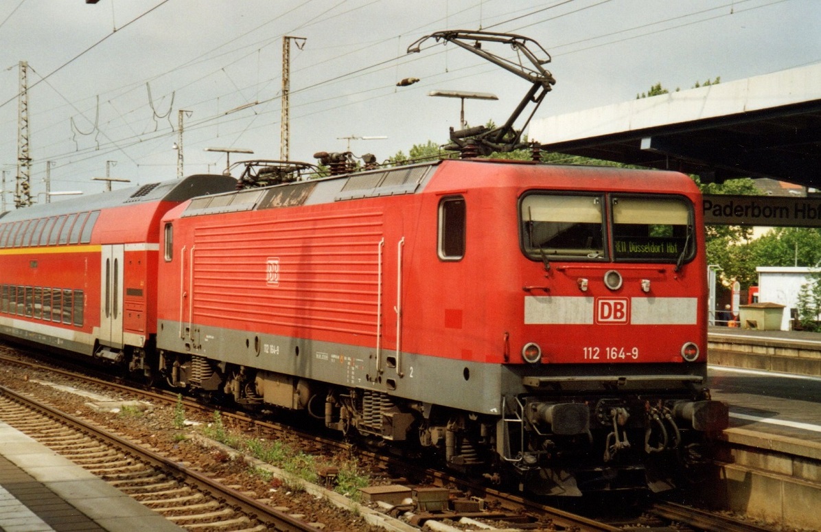 112 164 mit RE11 Paderborn - Düsseldorf in Paderborn Hbf, um 2007