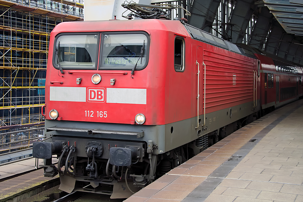 112 165-6 ( 91 80 6112 165-6 D-DB ), AEG Hennigsdorf (frueher LEW) 21515, Baujahr 1993, Eigentuemer: DB Regio AG - Region Nordost, Fahrzeugnutzer: Regionalbereich Berlin/Brandenburg, [D]-Potsdam, Bh Cottbus, Erst-Bw Berlin Hauptbahnhof, 11.12.2013, Berlin Alexanderplatz  