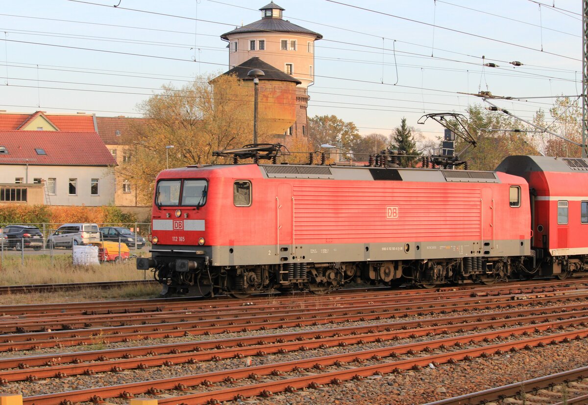 112 165 bei der Ausfahrt mit ihrem RE3 nach Schwedt, im Bahnhof Angermünde. (30.10.2021).