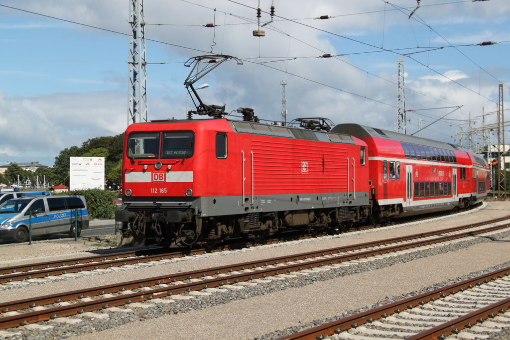 112 165 fuhr anlsslich der 26. Hanse-Sail in Warnemnde mit neuen Dostos als RE 18490 von Berln Hbf(tief)nach Warnemnde.14.08.2016