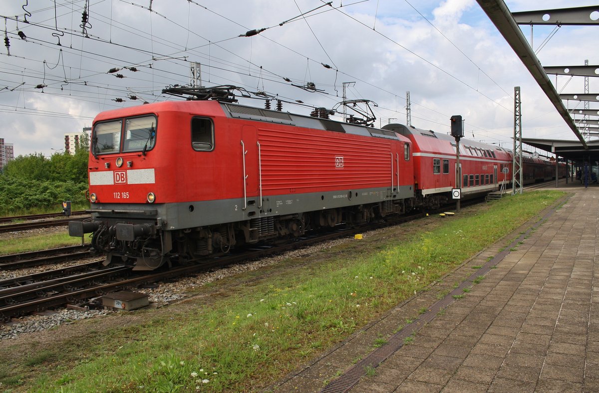 112 165 kam am 12.8.2017 mit dem RE18440 von Berlin Hauptbahnhof (tief) nach Rostock Hauptbahnhof, soeben wird dieser in Richtung Süden/BW verlassen.