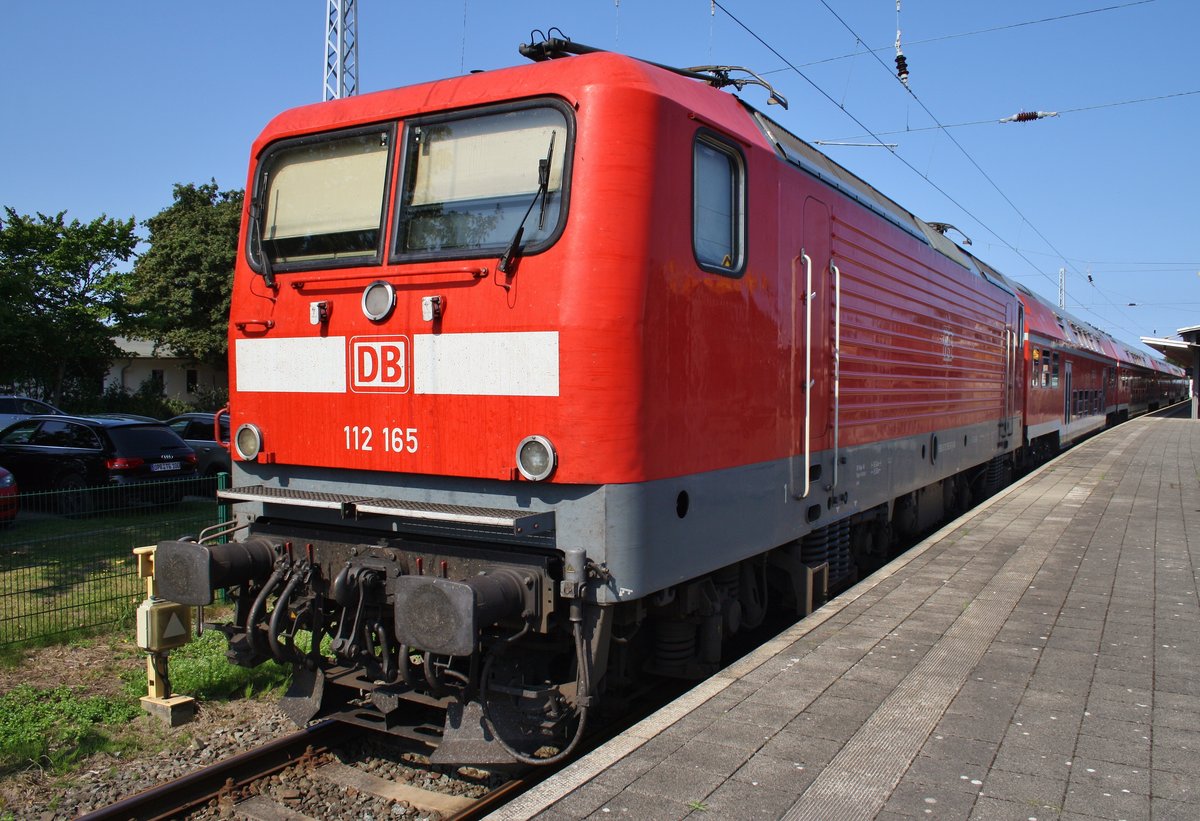 112 165 steht am 27.8.2016 mit RE18490  Warnemünde-Express  von Berlin Hauptbahnhof (tief) in Warnemünde.