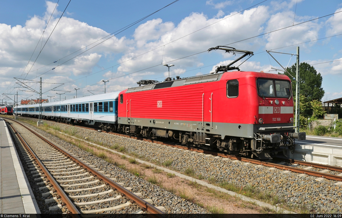 112 166-4 ist eigentlich nicht für den RB25-Ersatzverkehr vorgesehen, muss aber kurzfristig für defekte 143er einspringen. Aufgenommen im Startbahnhof Halle(Saale)Hbf auf Gleis 12 A-C.

🧰 DB Gebrauchtzug (DB Regio Südost) | Weser Ems Eisenbahn GmbH (WEE) | Gesellschaft für Fahrzeugtechnik mbH (GfF) für Abellio Rail Mitteldeutschland GmbH
🚝 RB 31946 (RB25) Halle(Saale)Hbf–Saalfeld(Saale)
🕓 2.6.2022 | 16:09 Uhr