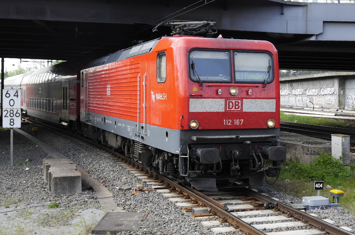 112 167 fährt mit einem RE aus Flensburg in den Hamburger Hauptbahnhof ein. Aufnahme vom 11.5.16.