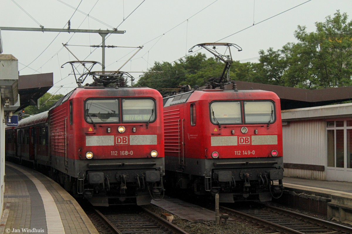 112 168-0 und 112 149-0 begegnen sich am 13.07.2015 im Bahnhof Neumünster.