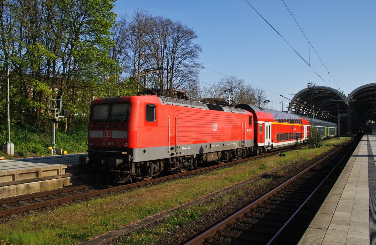 112 168-0 drückt am Morgen des 7.5.2016 den RE70 (RE21006) aus Hamburg Hauptbahnhof in den Endbahnhof Kiel. 