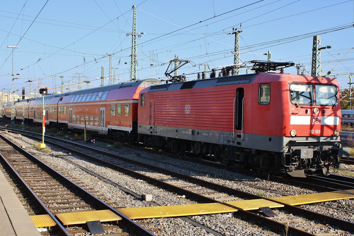 112 169 fährt am 16.11.2018 mit der RB19119 von Neckarsulm in den Stuttgarter Hauptbahnhof ein.