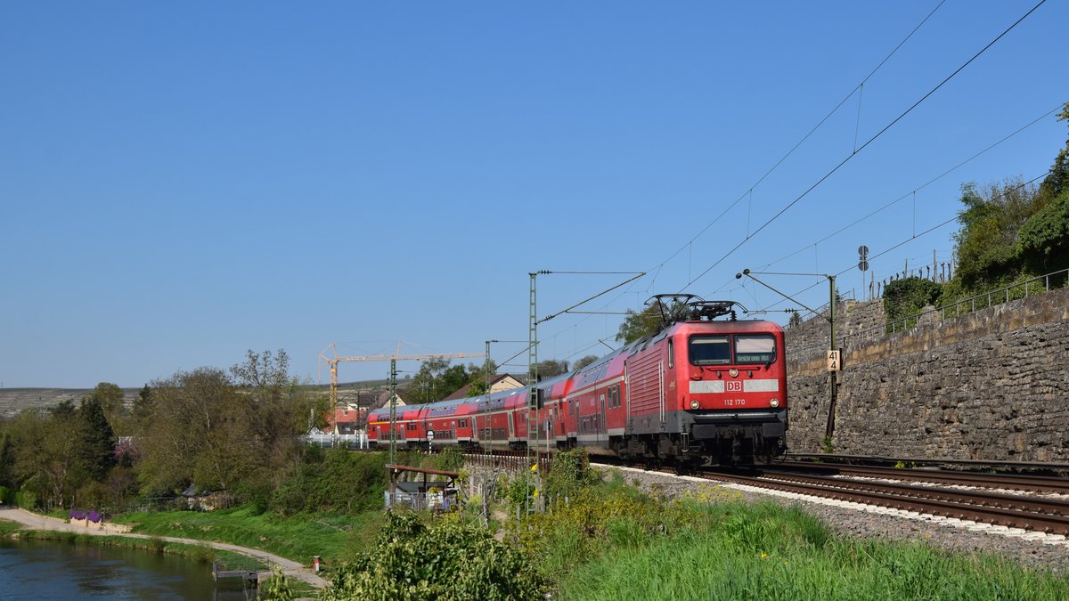 112 170 zieht eine RB Stuttgart - Heilbronn durch Lauffen. Aufgenommen am 18.4.2019 10:55