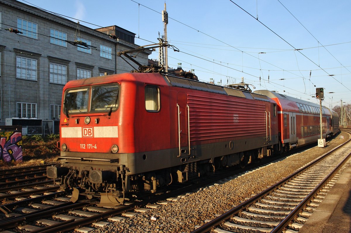 112 171-4 verlässt am 28.1.2017 mit einem RE7 (RE21060) nach Flensburg den Hamburger Hauptbahnhof.
