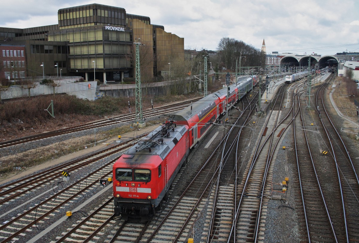 112 171-4 verlässt mit RE70 (RE21019) nach Hamburg die Schleswig-holsteinische Landeshauptstadt. (20.3.2016)