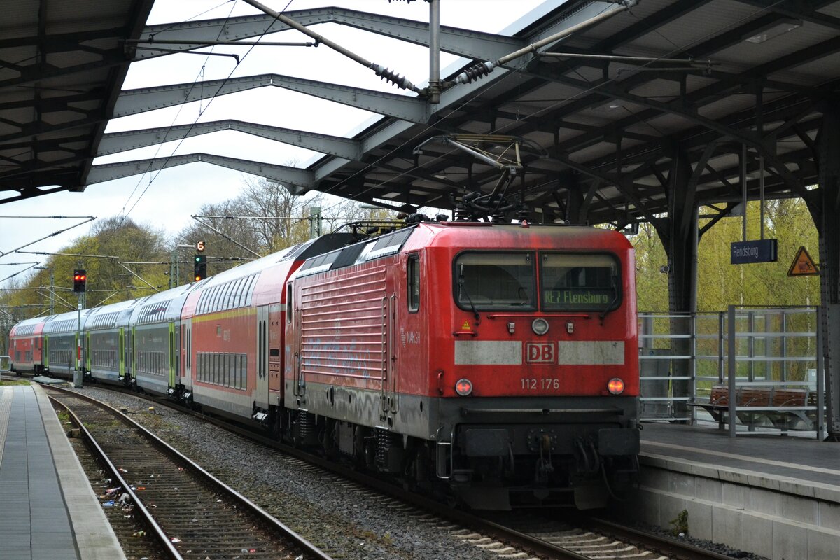 112 176 schiebt am 21.04.2017 eine Dosto-Garnitur als RE 7 nach Flensburg. 
Ort: Rendsburg, 21.04.2017