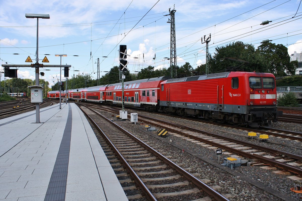112 177 schiebt am 2.9.2017 die RB81 (RB21317) von Bad Oldesloe nach Hamburg Hauptbahnhof aus dem Zielbahnhof in Richtung Norden.