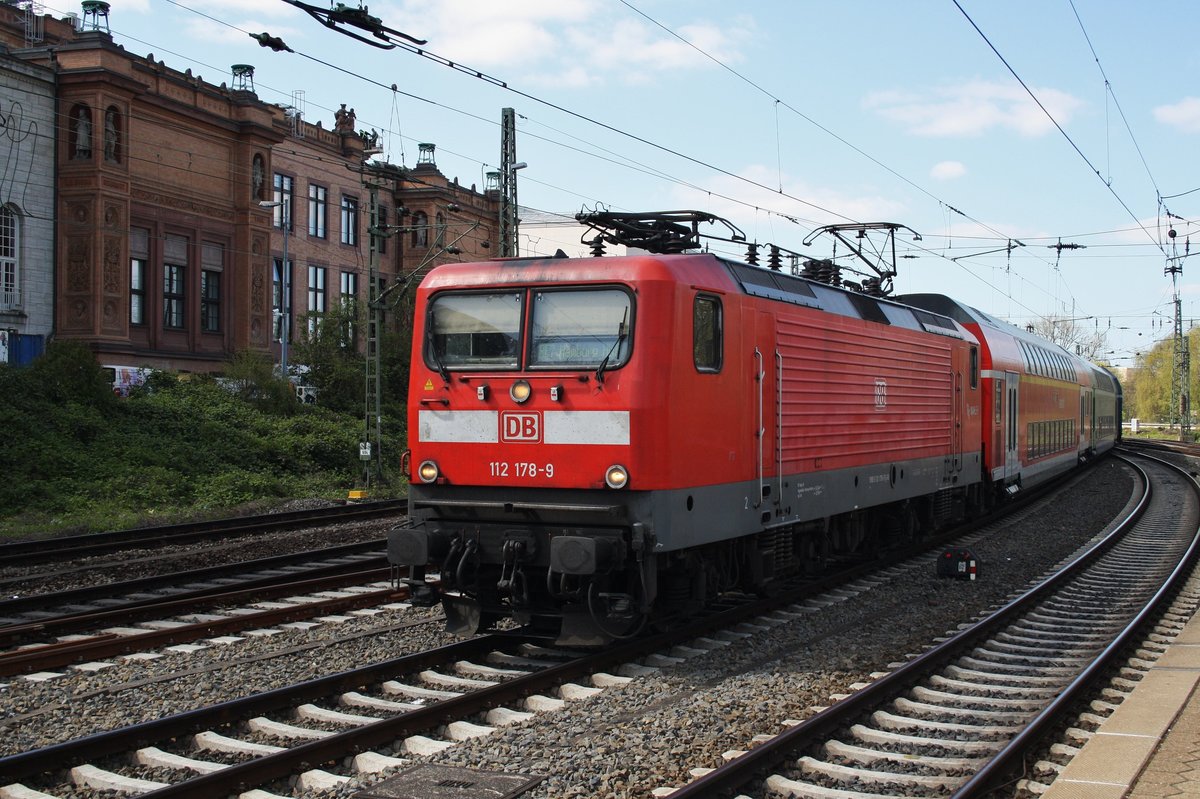 112 178-9 erreicht am 21.4.2016 mit einem RE7 (RE21071) aus Flensburg ihren Zielbahnhof Hamburg Hbf.