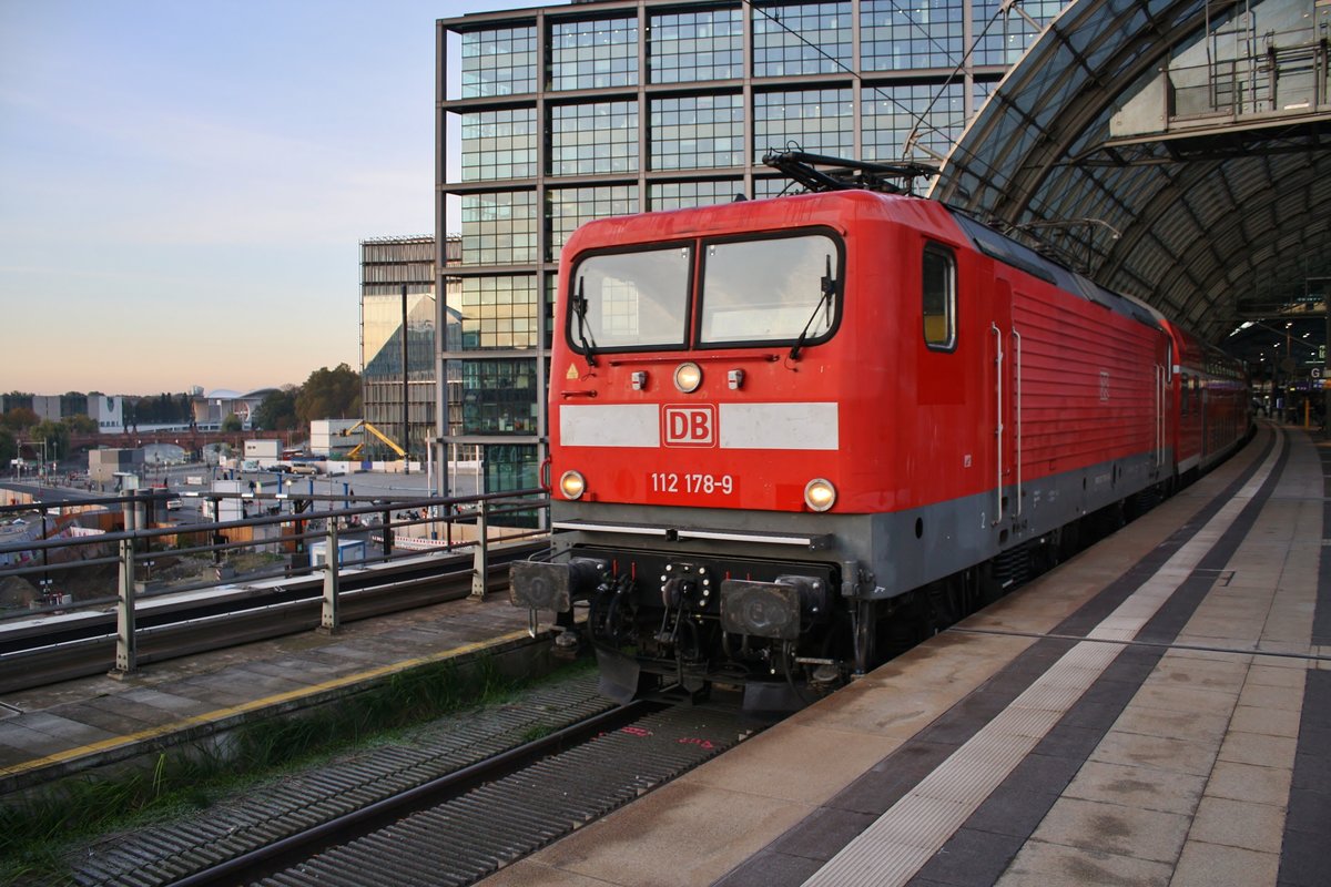 112 178-9 verlässt am Morgen des 31.10.2019 mit dem RE7 (RE3748)  Airport-Express  von Bad Belzig nach Berlin Schönefeld Flughafen den Berliner Hauptbahnhof.
