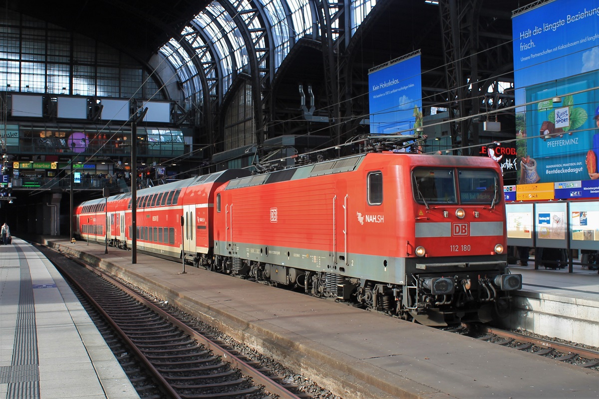 112 180 der DB Regio Schleswig-Holstein (DB Regio Nord, Kiel) mit dem RB 81 nach Bad Oldesloe am 7.4.2023 im Hamburger Hbf. 