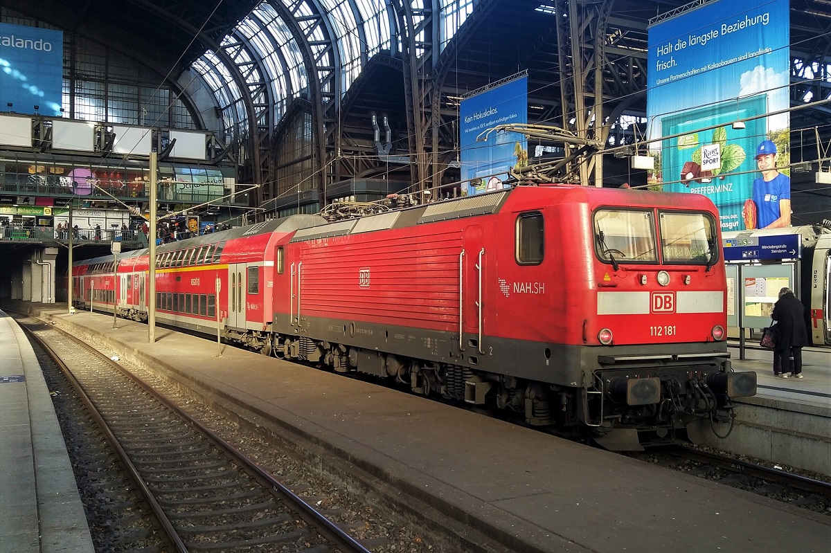 112 181 der DB Regio Schleswig-Holstein (DB Regio Nord, Kiel) mit dem RB 81 aus Bad Oldesloe am 1.1.2023 im Hamburger Hbf.