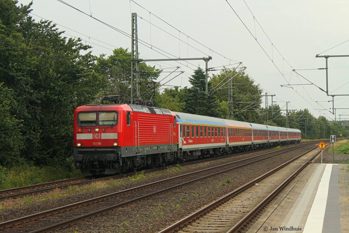112 181 fährt am 13.07.2015 mit einem RE7 nach Flensburg in Schleswig ein.