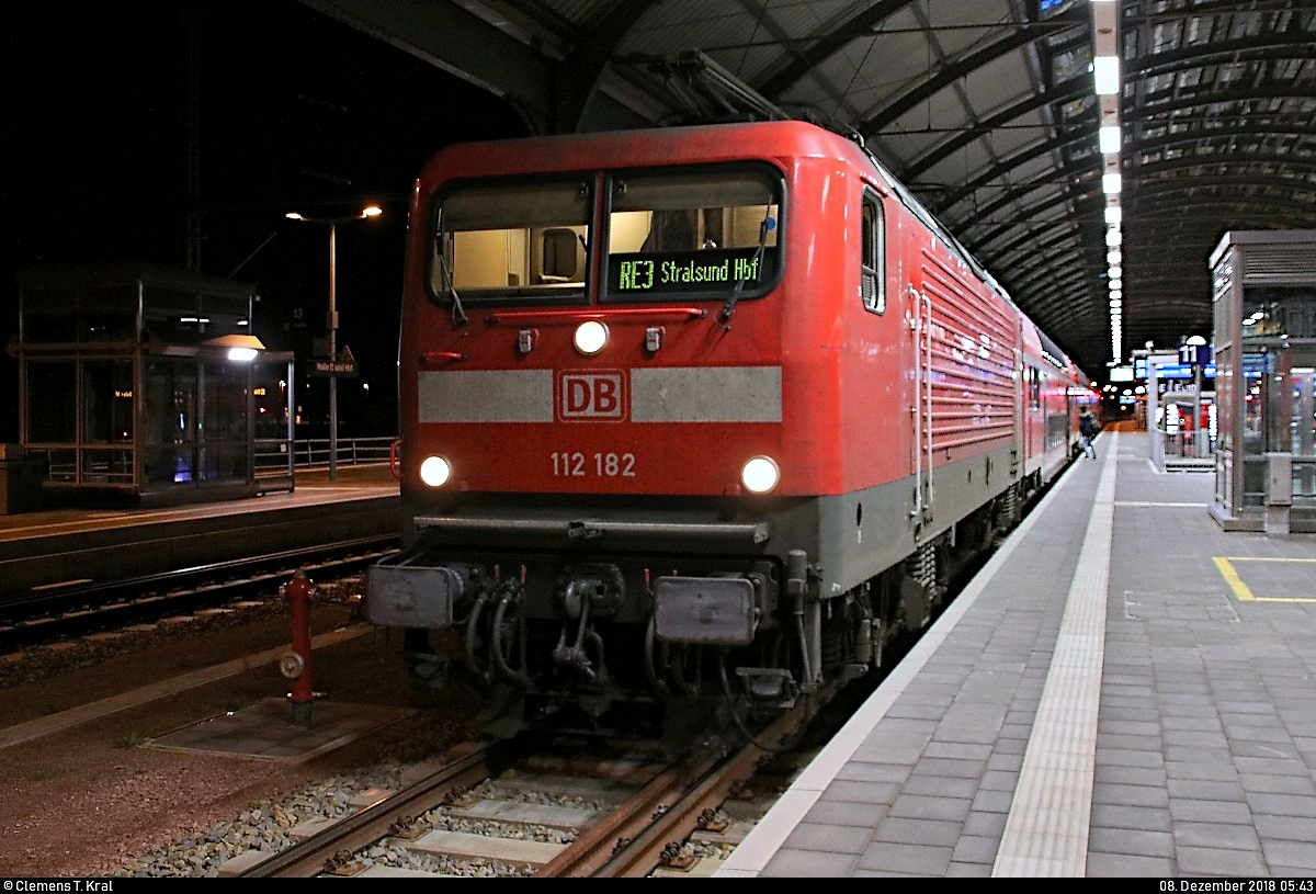 112 182 von DB Regio Nordost als RE 3306 (RE3) nach Stralsund Hbf steht in seinem Startbahnhof Halle(Saale)Hbf auf Gleis 11.
[8.12.2018 | 5:43 Uhr]