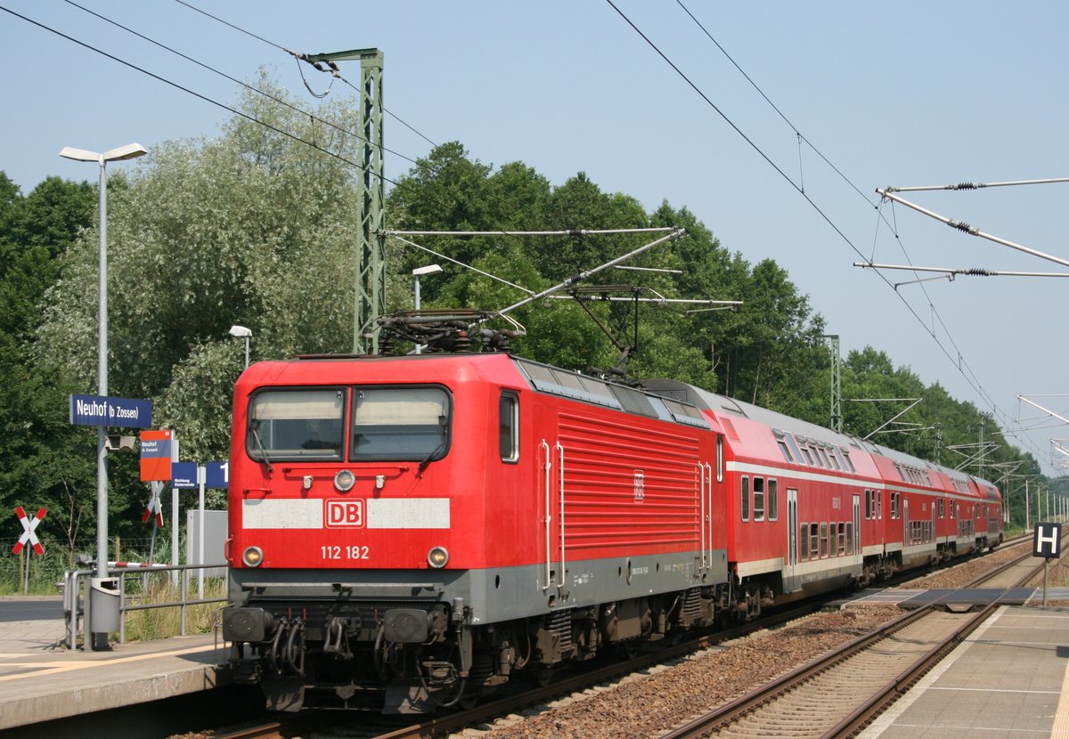 112 182 mit RE 18423 ([Stralsund–]Wnsdorf-Waldstadt–Luckau-Uckro) am 25.06.2016 in Neuhof (b Zossen)