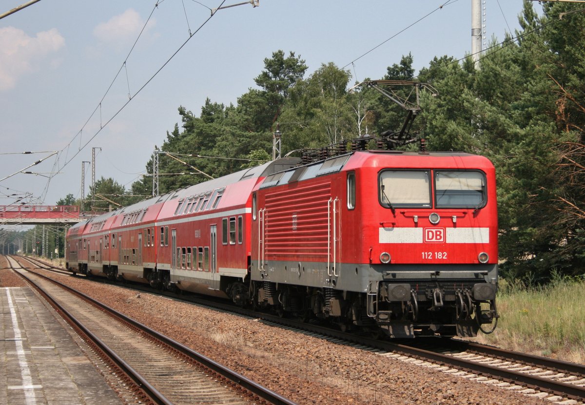112 182 mit RE 18424 (Luckau-Uckro–Wünsdorf-Waldstadt[–Stralsund]) am 25.06.2016 in Klasdorf