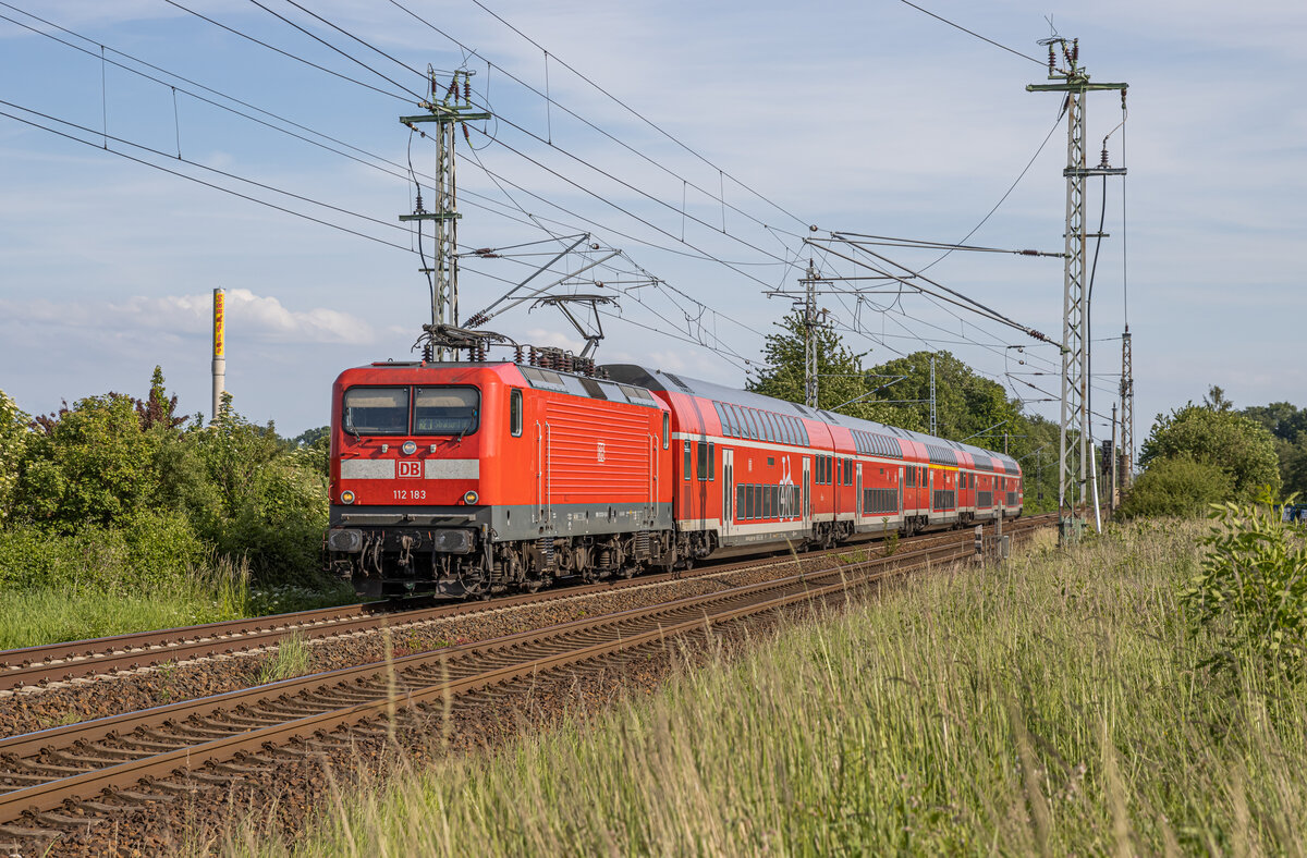 112 183 beförderte am 15.06.2022 den RE3 (3312) von Lutherstadt Wittenberg nach Stralsund. Aufgenommen am Abzweig Srg. Gut zu erkennen der DSA 200.
