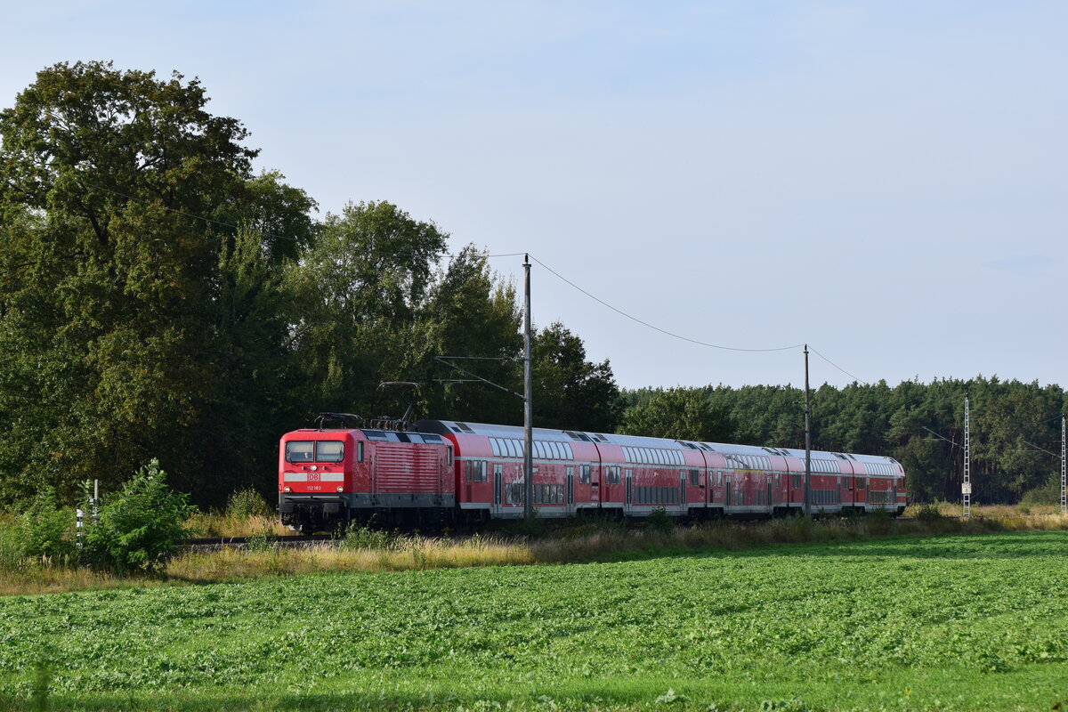 112 183 rauscht mit einem RE4 durchs brandenburgische Flachland seinem Ziel Falkenberg Elster entgegen.

Großrössen 23.09.2024