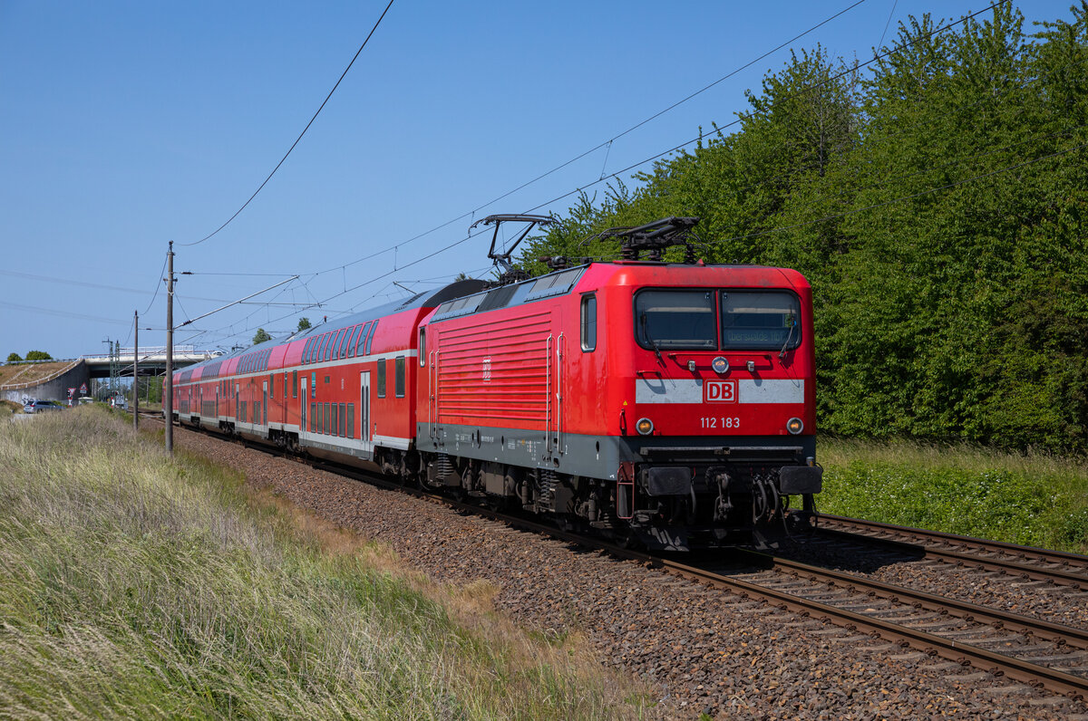 112 183 zog am 10.06.2023 einen RE3 von Stralsund nach Eberswalde, durch Teschenhagen.
