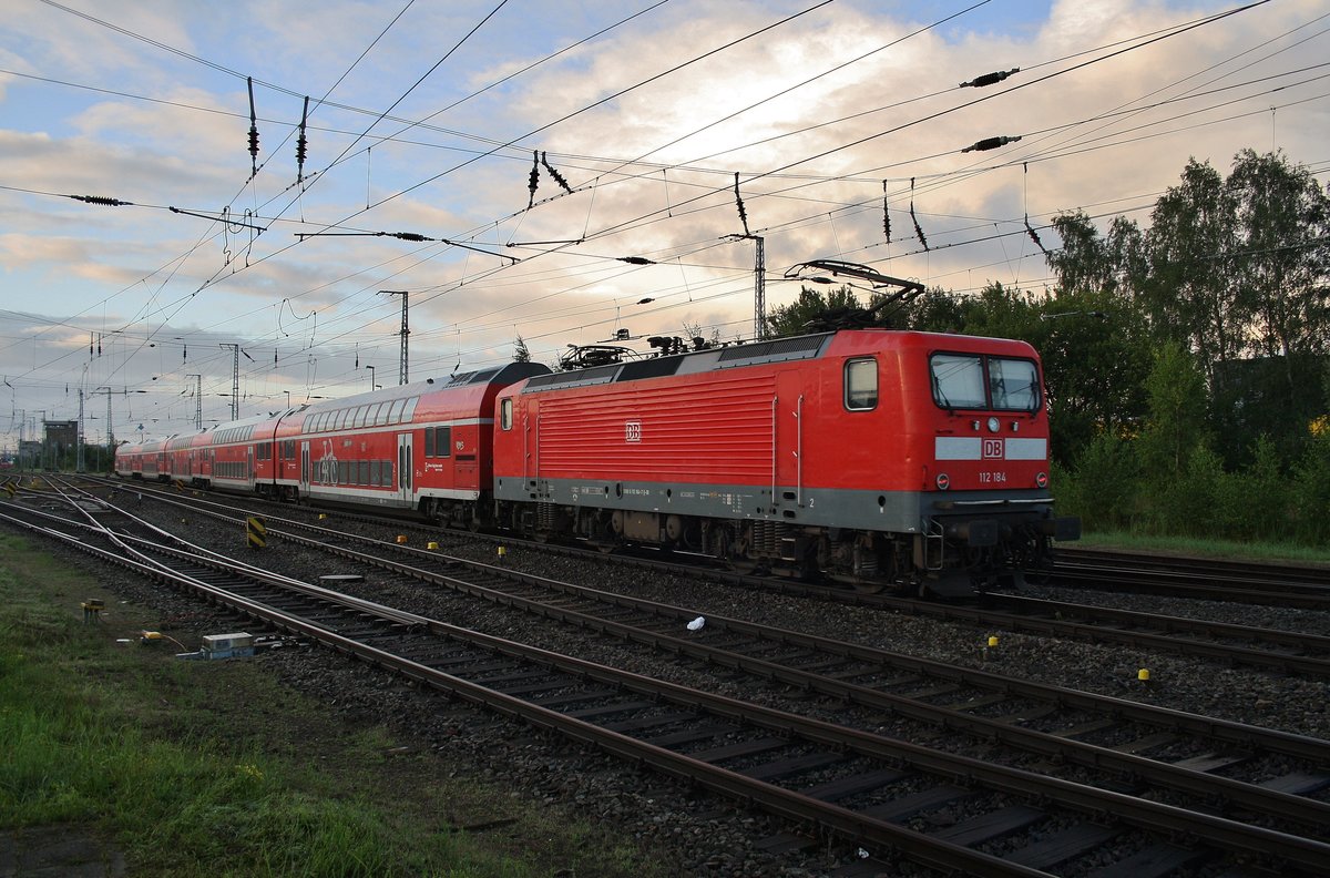 112 184 schiebt am 13.8.2017 den RE5 (RE4355) nach Wünsdorf-Waldstadt aus dem Rostocker Hauptbahnhof.