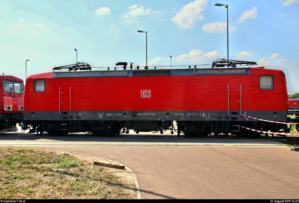 112 185-4 von DB Regio Nordost steht während des Tags der offenen Tür im DB Werk Dessau (DB Fahrzeuginstandhaltung GmbH) anlässlich 90 Jahre Instandhaltung elektrischer Lokomotiven.
Aufgenommen im Gegenlicht.
[31.8.2019 | 14:23 Uhr]