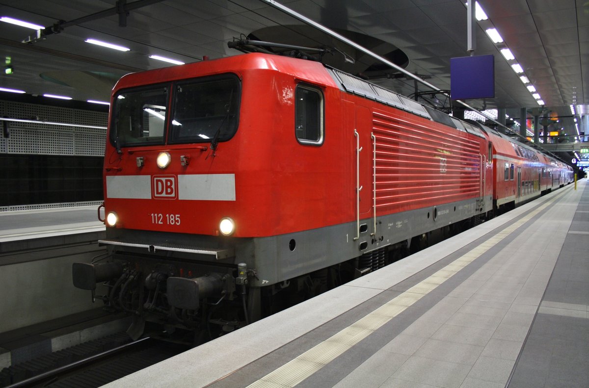112 185 ist am 2.8.2016 mit dem RE3 (RE3331) von Pasewalk nach Berlin Südkreuz auf dem Weg ins BW nach Berlin Lichtenberg. Soeben wird im Tiefbahnhof des Berliner Hauptbahnhofs auf die Durchfahrt gewartet.