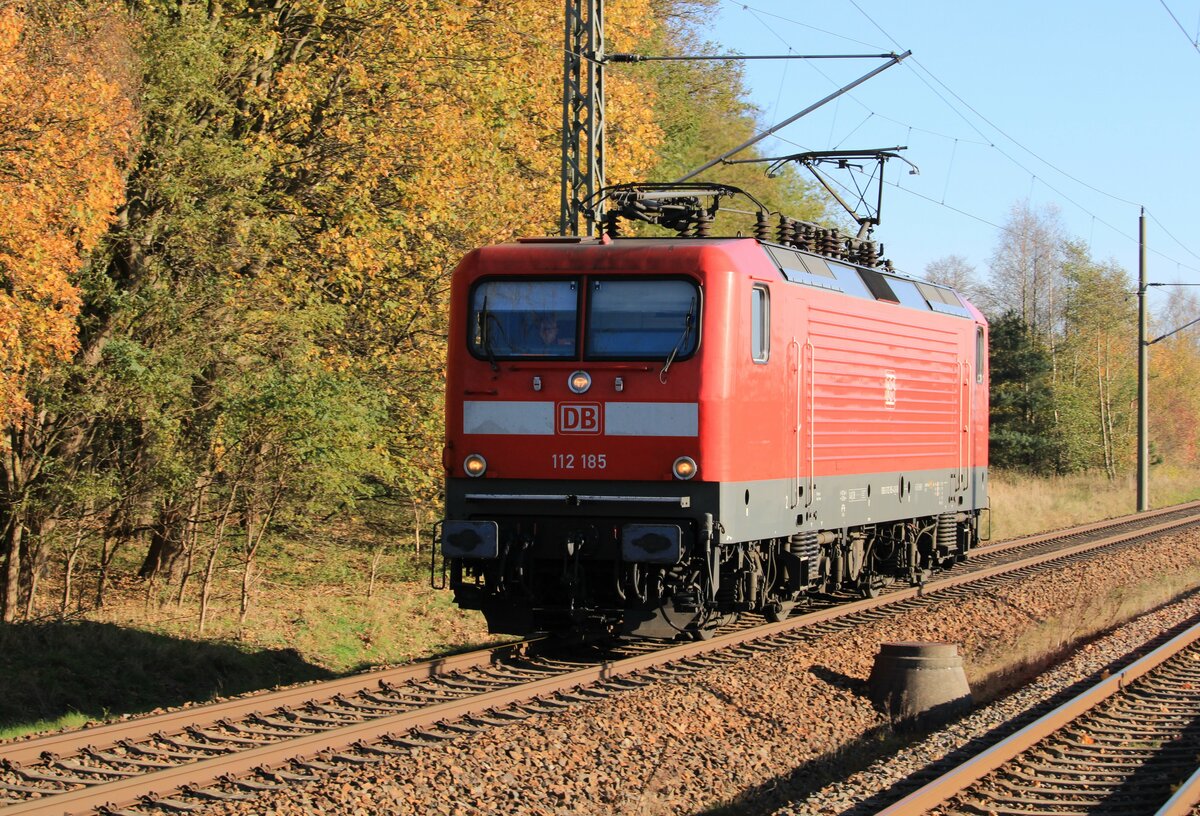 112 185 Lz und mit Flachstelle(n) am 10.11.2021 auf dem Weg von Stralsund Hbf nach Rostock Hbf. Hier zu sehen bei der Einfahrt in Martensdorf.