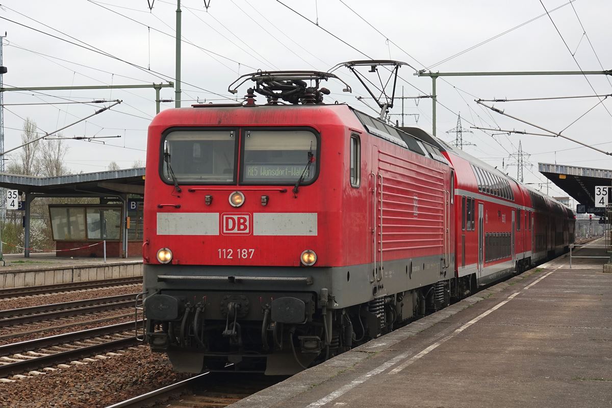 112 187 mit dem RE5 nach Wünsdorf Waldstadt bei der Ausfahrt in Berlin Schönefeld Flughafen am 03.04.2017. 