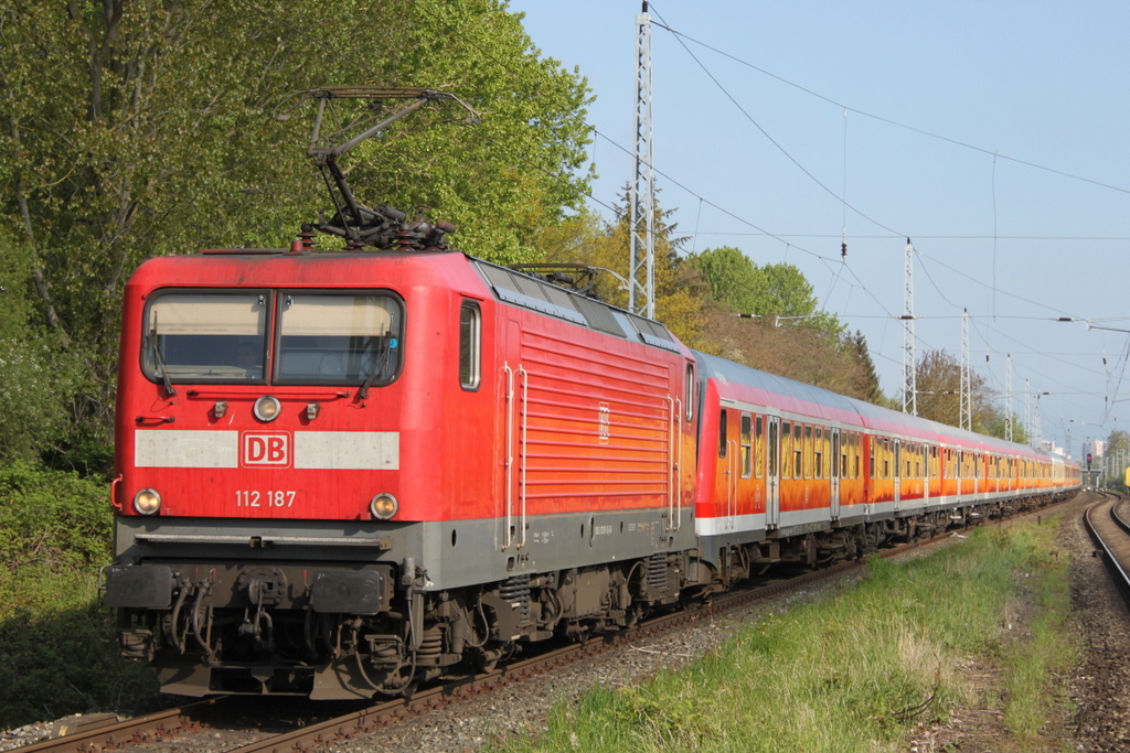 112 187 mit Kreuzfahrer-Sonderzug von Warnemünde nach Berlin bei der Durchfahrt in Rostock-Bramow.14.05.2017