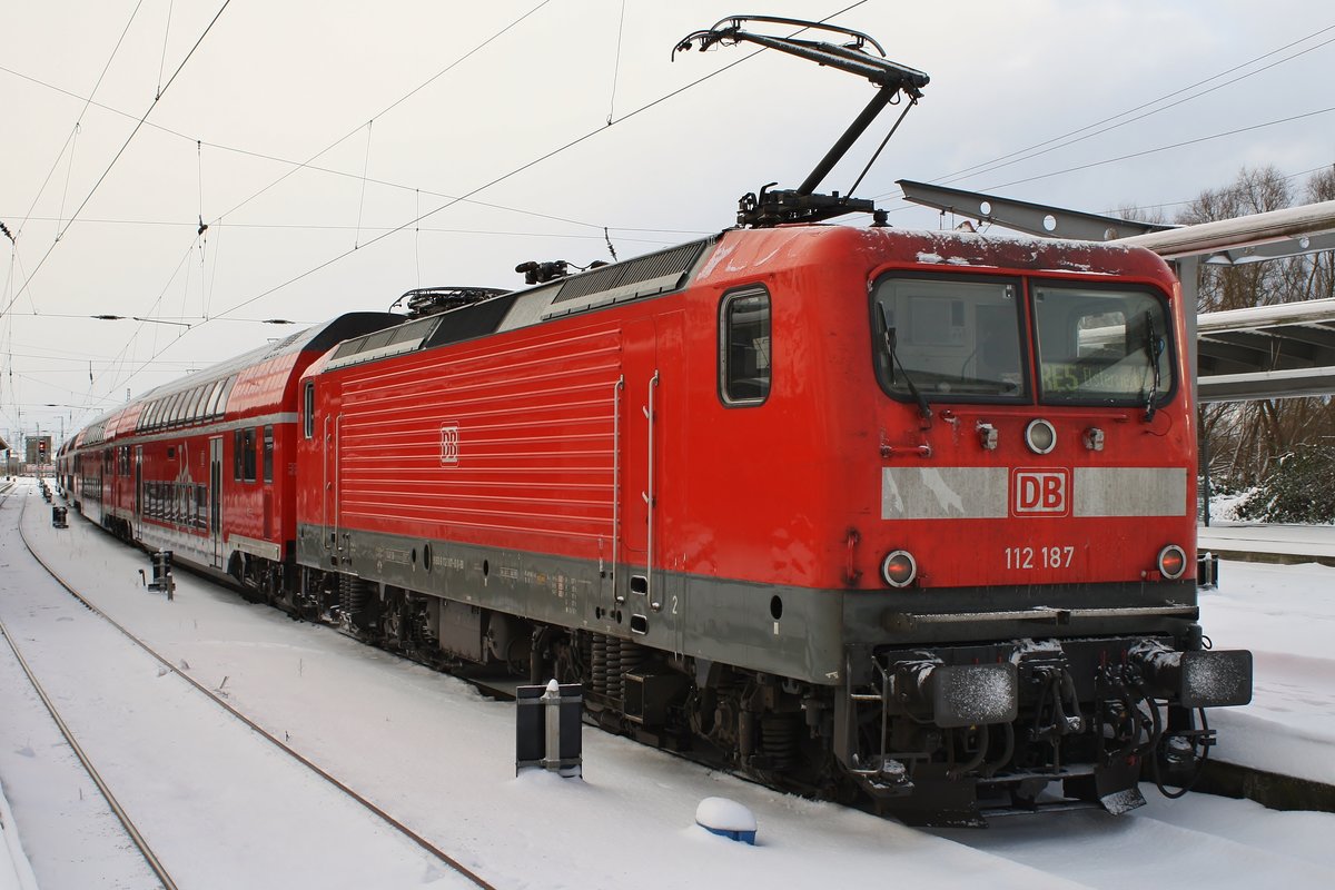 112 187 steht am 10.02.2021 mit dem RE5 (RE4365) nach Elsterwerda im Rostocker Hauptbahnhof bereit. 