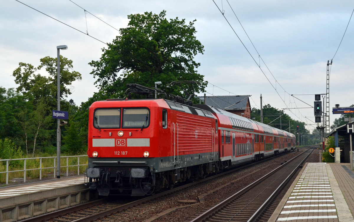 112 187 verlässt am Morgen des 22.06.19 mit dem RE nach Stralsund den Haltepunkt Burgkemnitz. Zusammen mit dem nachts verkehrenden RE ist dieses Zugpaar das einzige welches mit Doppelstockwagen gefahren wird.