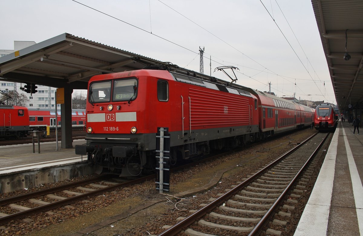 112 189-6 ist am 11.2.2017 mit dem RE3 (RE3311) von Stralsund Hauptbahnhof nach Berlin Hauptbahnhof (tief) unterwegs. Soeben wird ein Halt in Berlin Lichtenberg eingelegt.