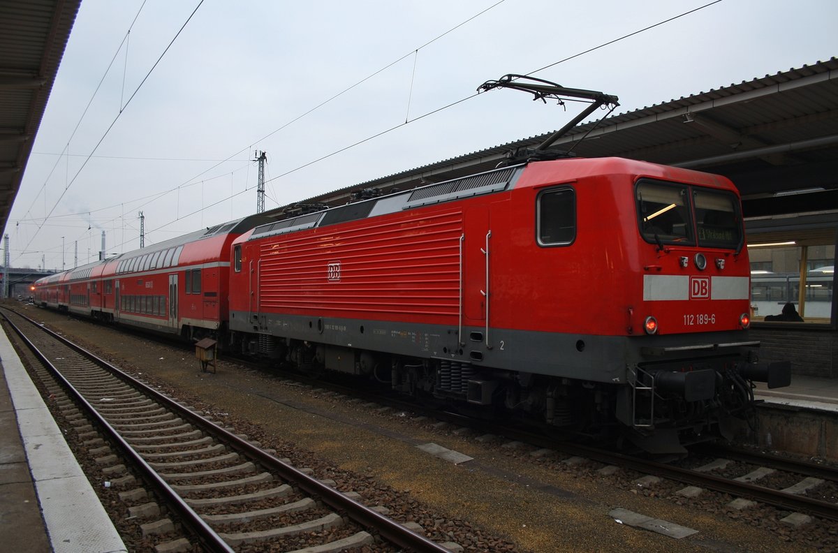112 189-6 drückt am 11.2.2017 den RE3 (RE3314) von Berlin Hauptbahnhof (tief) nach Stralsund Hauptbahnhof aus Berlin Lichtenberg.