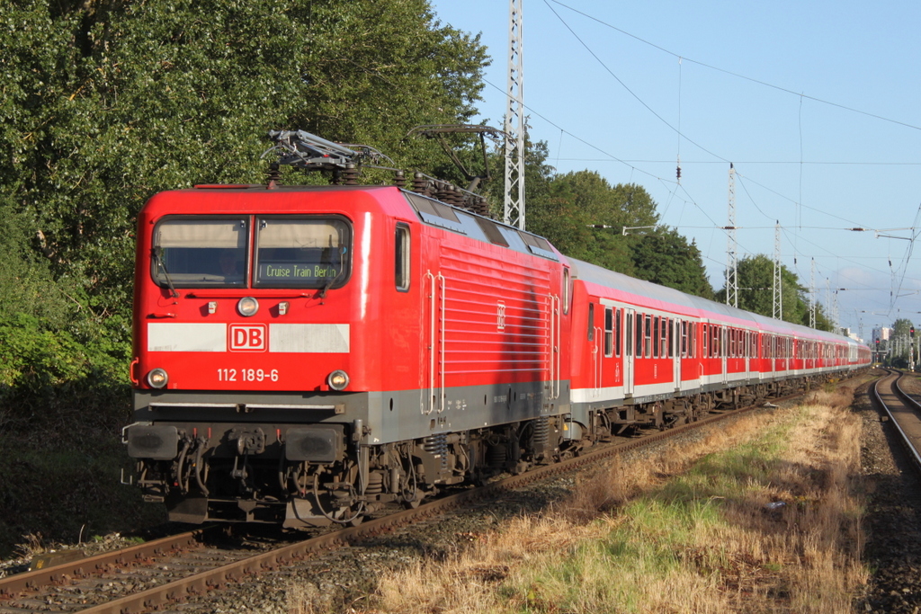 112 189-6 mit Kreuzfahrer 13290 von Warnemnde nach Berlin Ostbahnhof bei der Durchfahrt am 20.08.2017 in Rostock-Bramow.