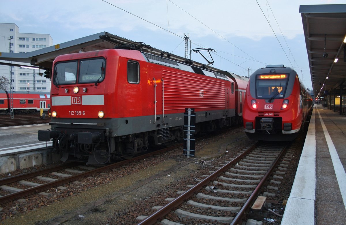112 189-6 trifft am 11.2.2017 mit dem RE3 (RE3303) von Stralsund Hauptbahnhof nach Berlin Gesundbrunnen in Berlin Lichtenberg auf 442 328-1  Wildau  als RB14 (RB93609)  Airport-Express  nach Berlin Schönefeld Flughafen.