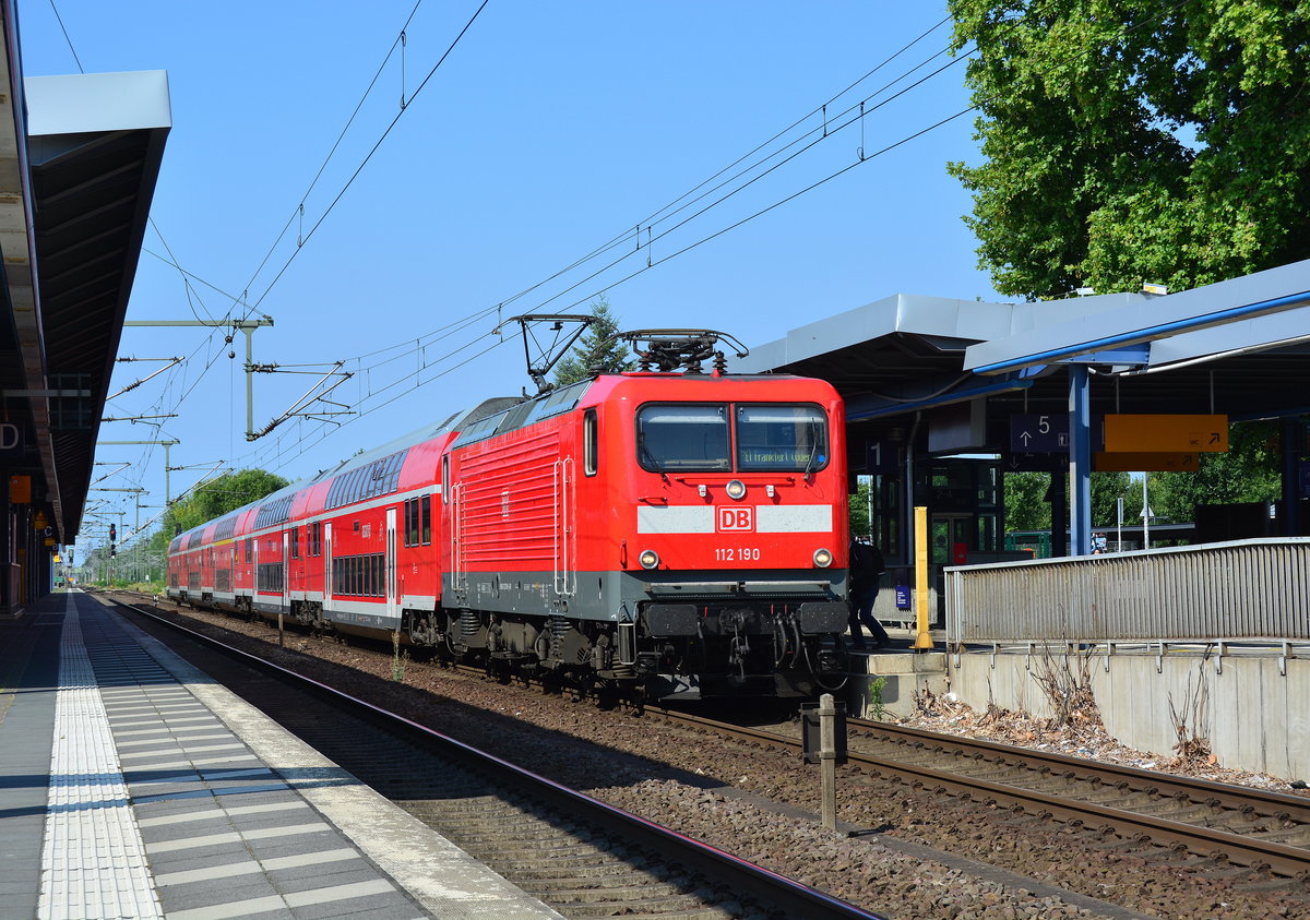 112 190 genießt die Sommerhitze und steht mit dem RE1 nach Frankfurt(Oder) in Brandenburg Hbf bereit.

Brandenburg 23.07.2018