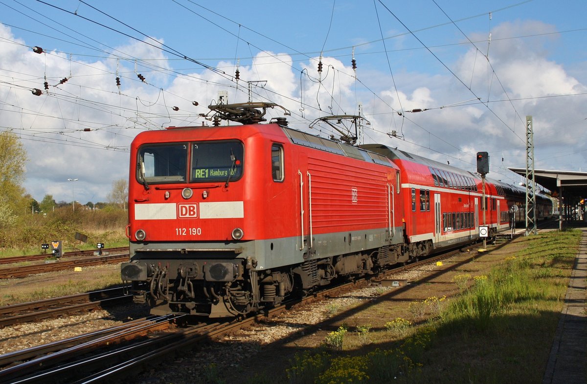 112 190 stellt am 29.4.2017 den RE1 (RE4306)  Hanse-Express  nach Hamburg Hauptbahnhof im Rostocker Hauptbahnhof bereit.